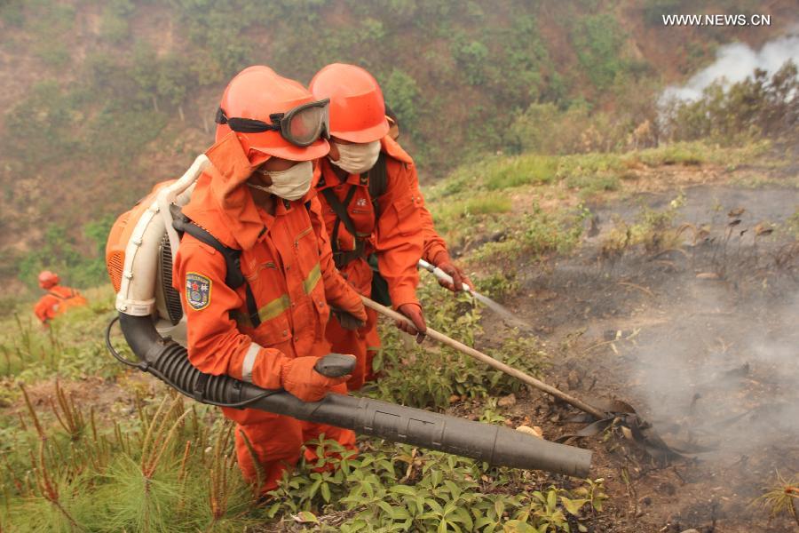 Firefighters fight against a forest fire in Qinfeng Township of Lufeng County, southwest China's Yunnan Province, April 26, 2013. Over 2,200 firefighters and service men have been mobilized to fight against a forest fire which broke out at around 16:00 (0800 GMT) on April 23. As of 16 p.m. on Friday, part of the burning area have been under control. (Xinhua/Xu Tao)