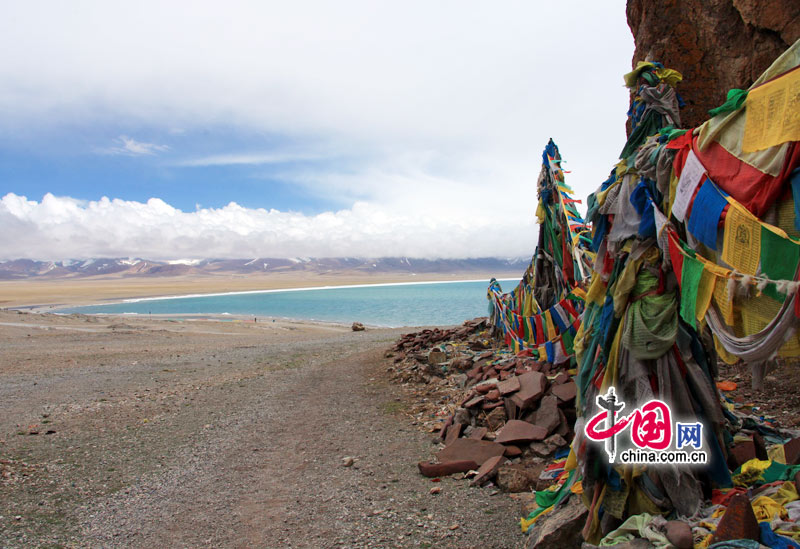 Namtso, or Lake Nam, is one of the three holy lakes in Tibet Autonomous Region and should not be missed by any traveler to Tibet. In Tibetan, Namtso means "Heavenly Lake." It is famous for its high altitude and imposing scenery. The second largest salt lake in China, Namtso covers 1,920 square kilometers and is also the second-highest salt lake in altitude in the world at an elevation of 4,718 meters above sea level. [Photo/China.org.cn]