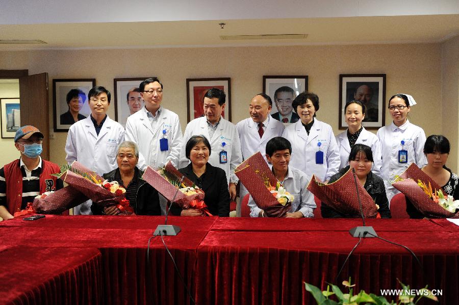 Six H7N9 avian influenza patients, who have made full recovery, pose with their doctors before being discharged from the First Affiliated Hospital of the College of Medicine, Zhejiang University, in Hangzhou, capital of east China's Zhejiang Province, April 27, 2013. (Xinhua/Ju Huanzong)