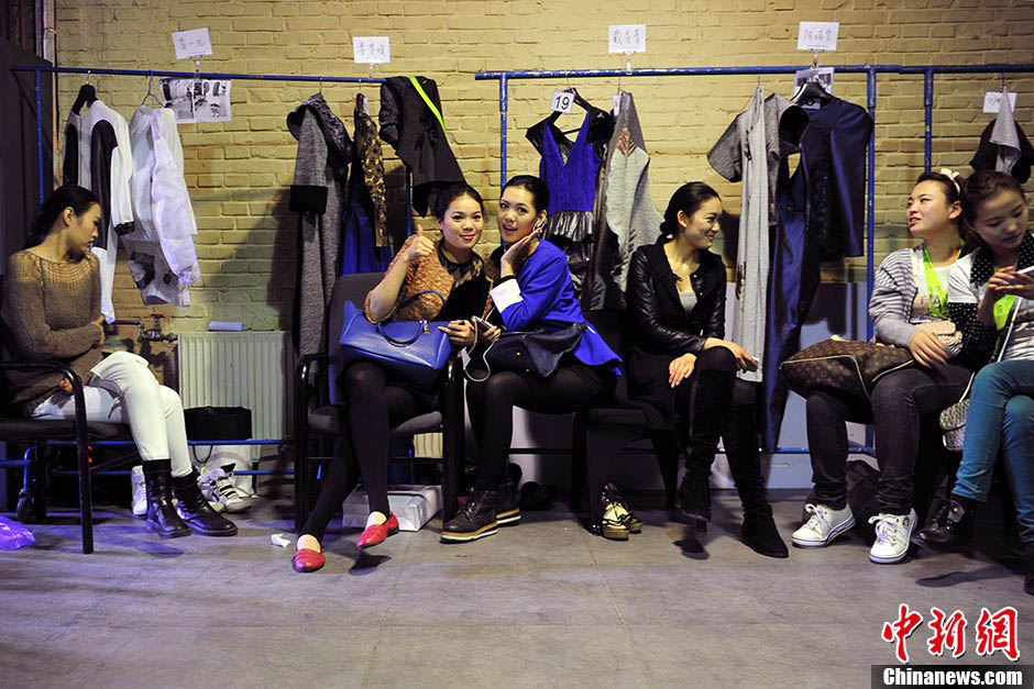 Students wait for their turn in the dressing room. (Ecns.cn/Jin Shuo)