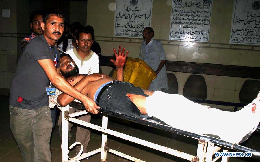 People transfer an injured man to a hospital in southern Pakistani port city of Karachi on April 27, 2013. At least two people were killed and 14 others injured including three children and three women in another bomb blast on Saturday night that hit Pakistan's southern port city of Karachi, local media and police said. In another incident on Saturday night, a car bomb blast struck an office of political party Muttahida Quami Movement (MQM) or United National Movement in the Qasba Colony area of Karachi, killed two people and injuring over 20 others. (Xinhua/Arshad) 