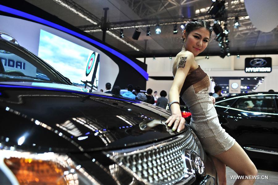 A model poses in front of a Hyundai Veracruz SUV at the 2013 China (Tianjin) International Automobile Industry Exhibition in Tianjin, north China, April 27, 2013. The exhibition kicked off on Saturday, displaying over 500 vehicles. (Xinhua/Zhai Jianlan) 