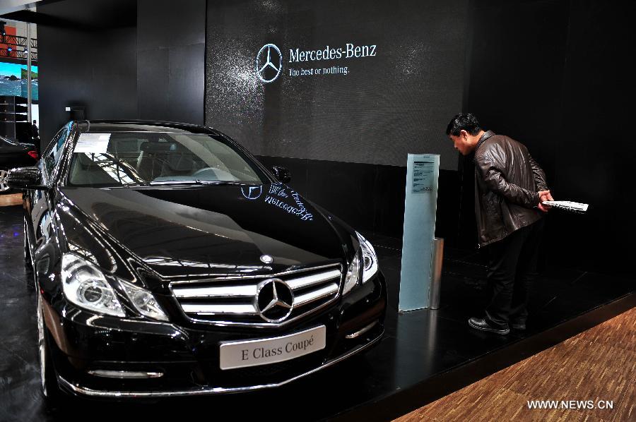 A visitor views a Mercedes-Benz E260 car at the 2013 China (Tianjin) International Automobile Industry Exhibition in Tianjin, north China, April 27, 2013. The exhibition kicked off on Saturday, displaying over 500 vehicles. (Xinhua/Zhai Jianlan)