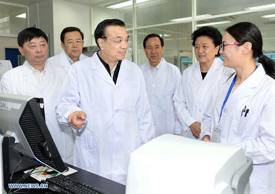 Chinese Premier Li Keqiang (3rd L) inquires information about the H7N9 virus at a lab in the Chinese Center for Disease Control and Prevention (CDC), in Beijing, capital of China, April 28, 2013. Li urged authorities to be vigilant against the H7N9 avian flu virus and prepare themselves for any new developments. (Xinhua/Li Tao)