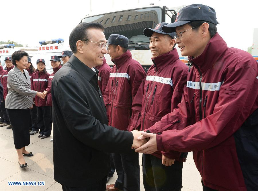 Chinese Premier Li Keqiang shakes hands with staff members of the Chinese Center for Disease Control and Prevention (CDC) in Beijing, capital of China, April 28, 2013. Li urged authorities to be vigilant against the H7N9 avian flu virus and prepare themselves for any new developments. (Xinhua/Li Tao)