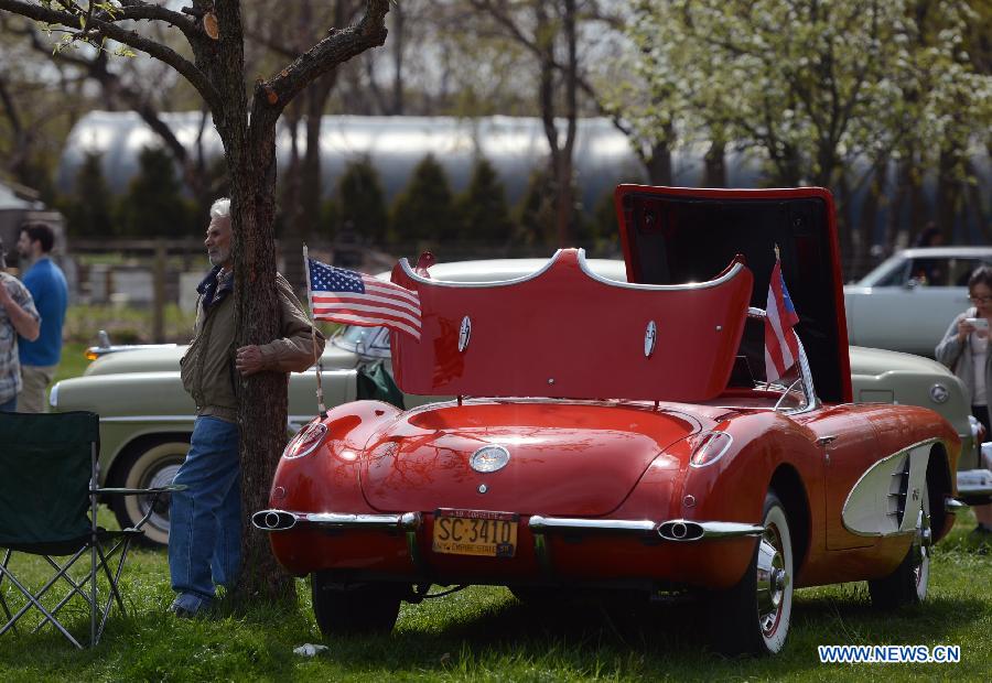 People visit a vintage car during an antique auto show in New York, the United States, on April 28, 2013. (Xinhua/Wang Lei)