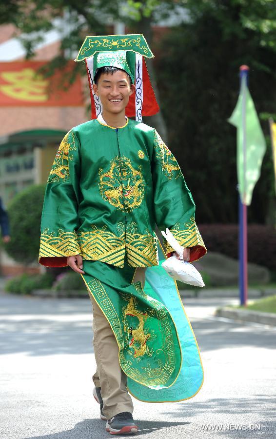 A student in traditional Chinese costume during a costume parade in Tianyuan High School in Shanghai, east China, April 28, 2013. Teachers and students of the school dressed themselves as various real and fictional figures for a cross-culture costume parade here on Sunday. (Xinhua/Lai Xinlin)