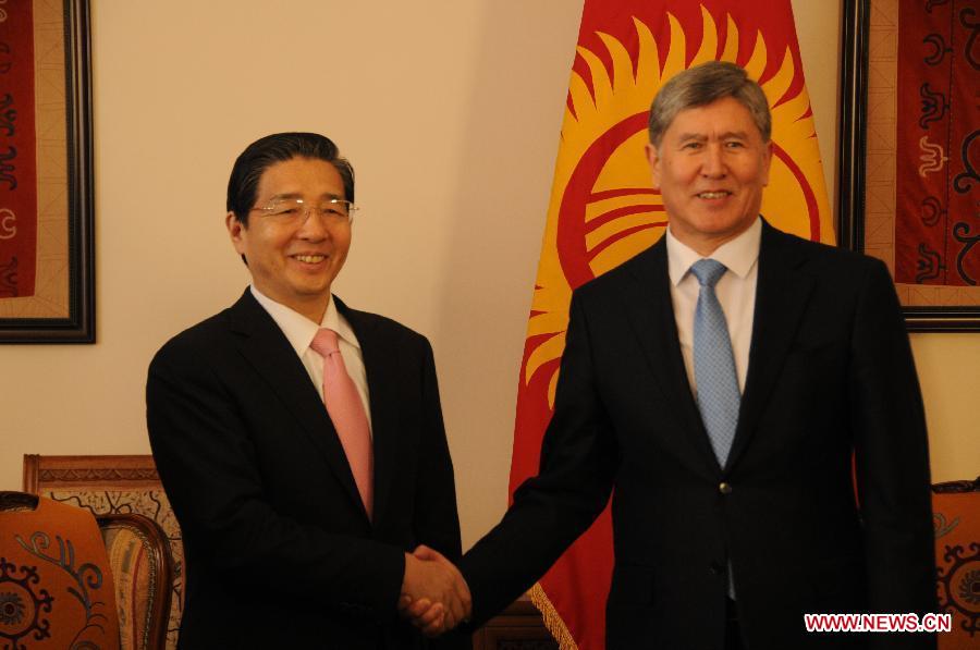 Kyrgyz President Almazbek Atambayev (R) shakes hands with Chinese State Councilor Guo Shengkun during the secretarial meeting of SCO members' security councils in Bishkek, capital of Kyrgyzstan, on April 30, 2013. (Xinhua/Guan Jianwu)