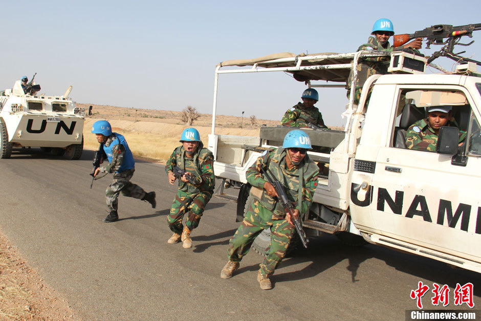 The Chinese peacekeeping forces to Darfur of Sudan conduct a drill for dealing with sudden militant attacks along with the Bangladesh reserved infantry detachment upon their rotation and handover on April 24, 2013. (Chinanews.com/Tao Dulan)