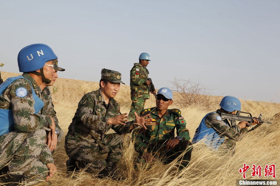 The Chinese peacekeeping forces to Darfur of Sudan conduct a drill for dealing with sudden militant attacks along with the Bangladesh reserved infantry detachment upon their rotation and handover on April 24, 2013. (Chinanews.com/Tao Dulan)