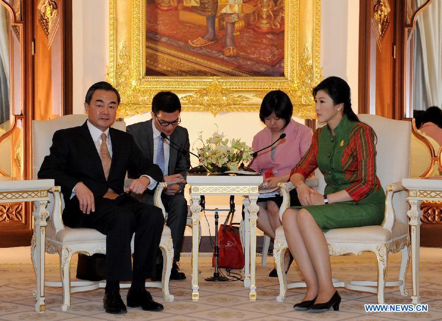 Thai Prime Minister Yingluck Shinawatra (front, R) meets with Chinese Foreign Minister Wang Yi at the government house in Bangkok, capital of Thailand, May 1, 2013. (Xinhua/Gao Jianjun)