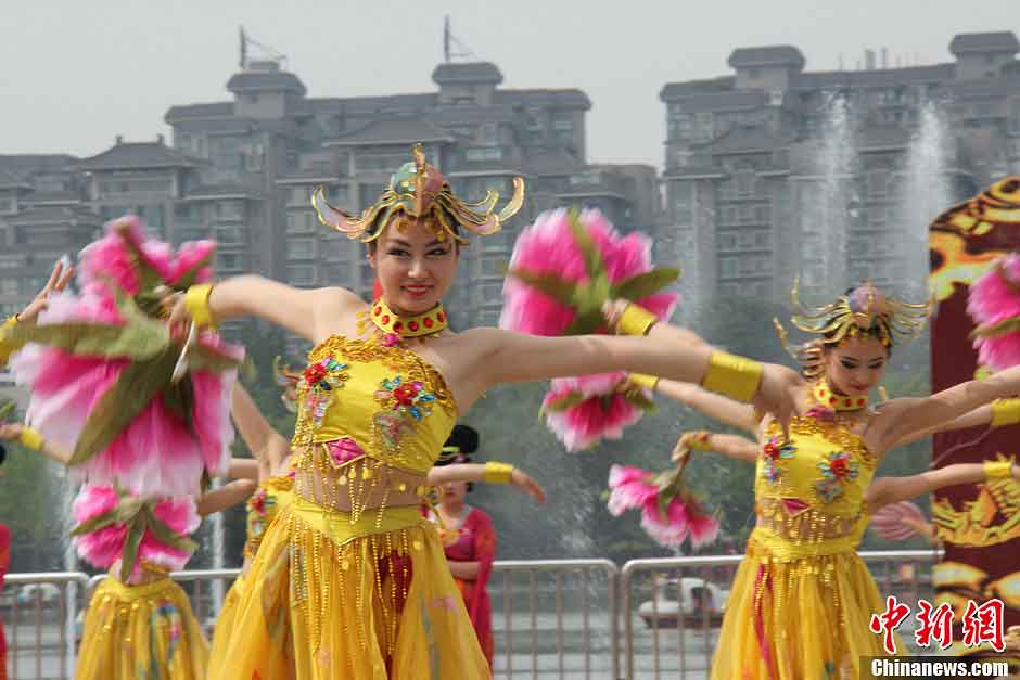 Women in costumes of the Tang Dynasty (618-907) dance during a ceremony for celebrating the Flouring Period of the Tang Dynasty (618-907) in Xi'an, Shaanxi Province, May 1, 2013. The Flourishing Period, spanning from the Zhenguan Era (627-649) to the Tianbao Era (742-756), was the heyday of the Tang Dynasty as well as one of the most prosperous periods in China’s feudal history.  (CNS/Dai Haofan)