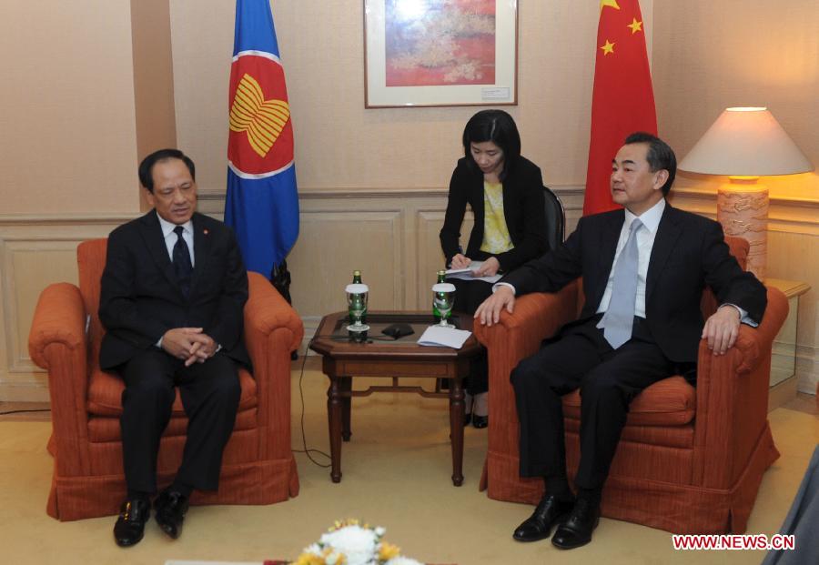 Chinese Foreign Minister Wang Yi (R) meets with ASEAN Secretary-General Le Luong Minh in Jarkata, Indonesia, May 2, 2013. (Xinhua/Jiang Fan)