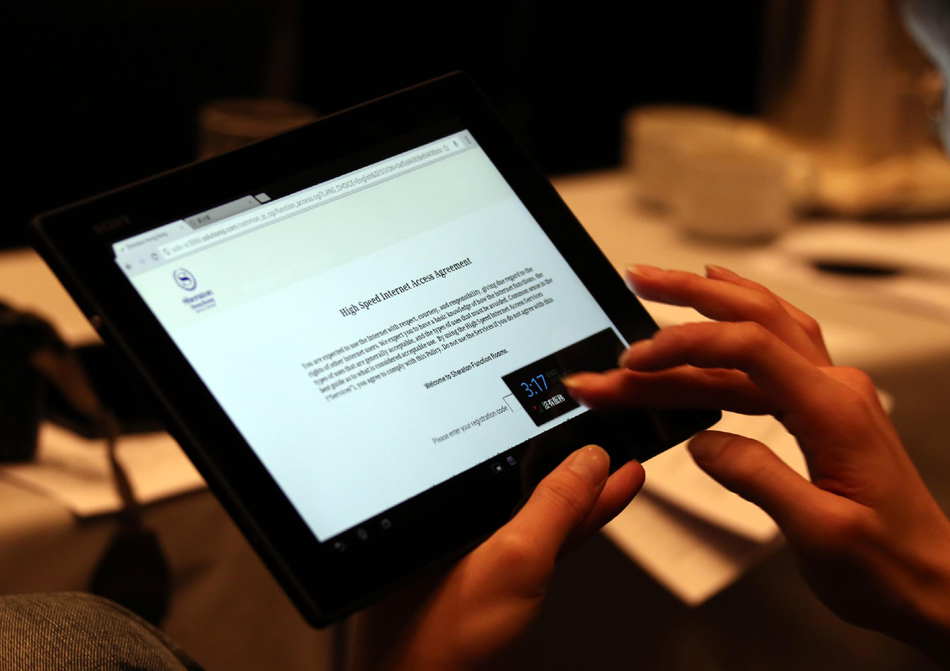 A journalist tests the newly launched Sony Xperia Tablet Z on May 2, 2013 in Hong Kong. [Photo/Xinhua]