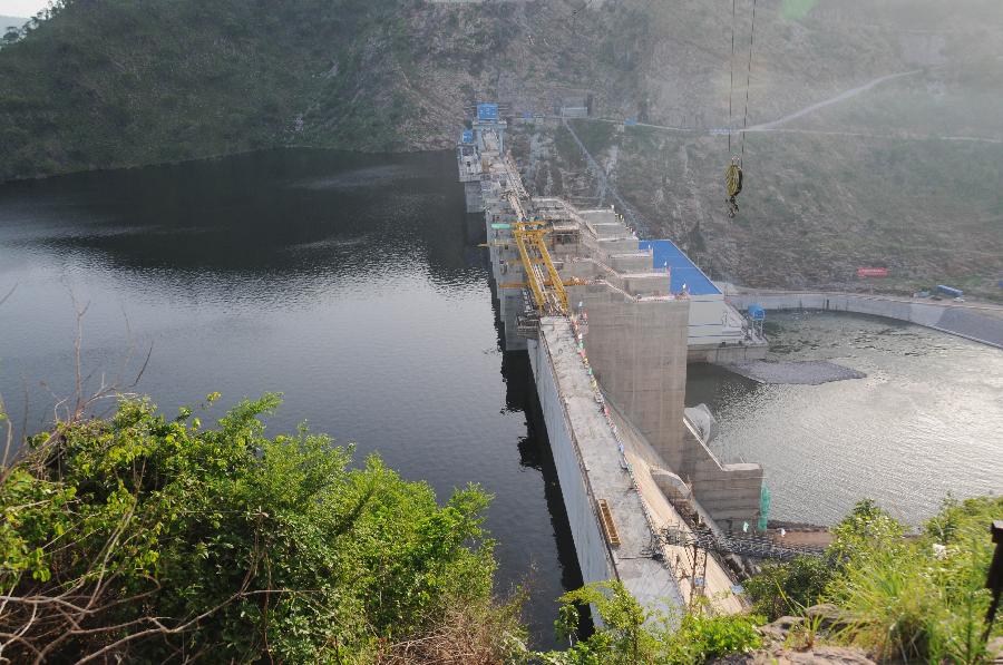 Photo taken on May 3, 2013 shows Ghana's second largest Hydropower station Bui dam. The first power generating unit of 133 megawatts from the Bui hydroelectric project was officially started on May 3, 2013. The project, which is being constructed by China's Sinohydro Corporation, will generate 400 megawatts of power when it becomes fully operational by the end of 2013. Started in April 2008, the project was financed by the governments of Ghana and China at a total cost of nearly 800 million U.S. dollars, with the Chinese government providing 90 per cent of the funds while its Ghanaian counterpart paid ten percent.(Xinhua/Shao Haijun) 