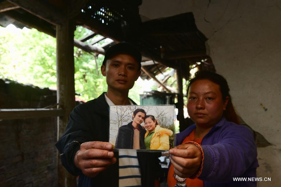 The 31-year-old Su Kaifeng (L) and his 26-year-old wife Luo Junxiu pose for photo with an old picture of them in the quake-hit Longmen Village, southwest China's Sichuan Province, May 4, 2013. The old picture was taken at a temple fair in the winter of 2008. Old photos are not daily necessities for people who just suffered a 7-magnitude earthquake, but they are still cherished as they recorded people's past life and recalled memories. (Xinhua/Jin Liangkuai)