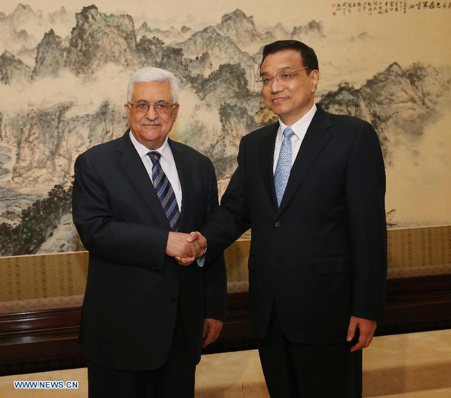 Chinese Premier Li Keqiang (R) shakes hands with Palestinian President Mahmoud Abbas during their meeting in Beijing, capital of China, May 6, 2013. (Xinhua/Liu Weibing)
