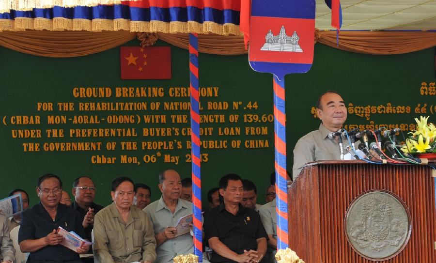 Chinese ambassador to Combodia Pan Guangxue (R) delivers a speech during the inauguration ceremony of a road construction project in western Kampong Speu province, Cambodia, May 6, 2013. Cambodian Prime Minister Hun Sen on Monday broke ground for the construction of a 140-kilometer stretch of the national road No. 44 under Chinese financial support. (Xinhua/Li Hong) 