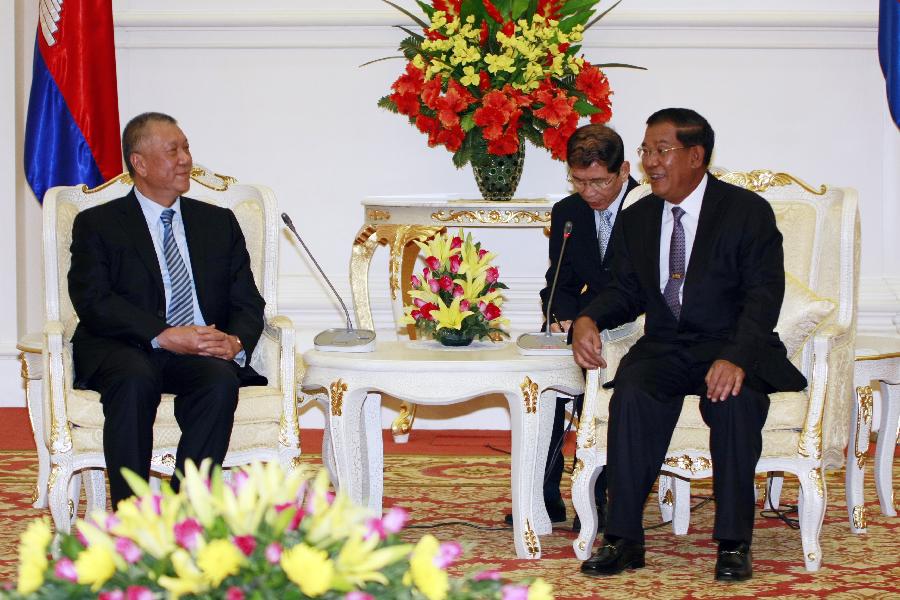 Cambodian Prime Minister Hun Sen (R) holds a talk with Edmund Ho, vice-chairman of the National Committee of the Chinese People's Political Consultative Conference, at the Peace Palace in Phnom Penh, Cambodia, May 06, 2013. Hun Sen on Monday met with Edmund Ho and discussed the further expansion of bilateral ties in economic, trade and tourism. (Xinhua/Sovannara) 