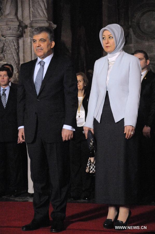 Turkish President Abdullah Gul and his wife Hayrunnisa Gul pay tribute to the 16th century Portuguese poet Camoes at Mosteiro dos Jeronimos in Lisbon, Portugal, May 6, 2013. Gul started on Monday a three-day official visit to Portugal. (Xinhua/Zhang Liyun)