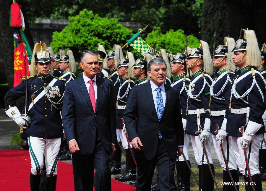 Turkish President Abdullah Gul (R, front) and his Portuguese counterpart Anibal Cavaco Silva inspect the honor guard in Lisbon, Portugal, May 6, 2013. Gul started on Monday a three-day official visit to Portugal. (Xinhua/Zhang Liyun)