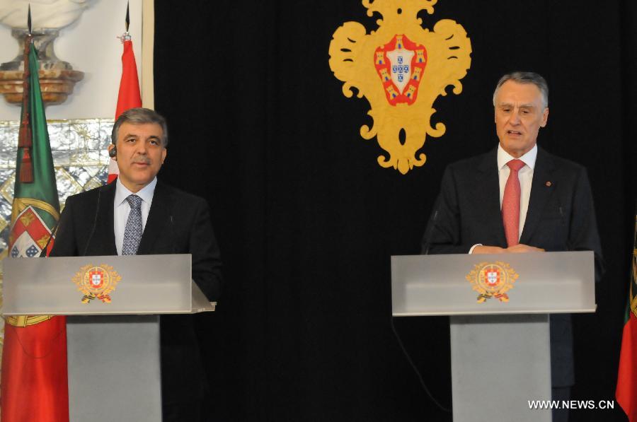 Turkish President Abdullah Gul (L) and his Portuguese counterpart Anibal Cavaco Silva meet the press after talks at the presidential palace in Lisbon, Portugal, May 6, 2013. Gul started on Monday a three-day official visit to Portugal. (Xinhua/Zhang Liyun)