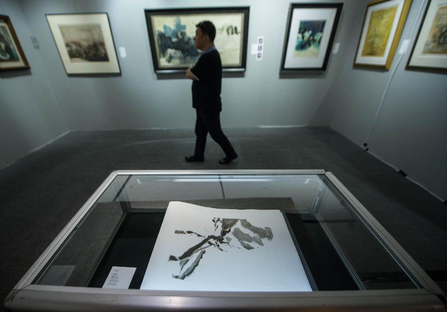 A man visits the preview of China Guardian 2013 Spring Auctions in Beijing, capital of China, May 7, 2013. The three-day preview that opened on Tuesday displayed some 3,900 treasures to be auctioned on Friday. (Xinhua/Luo Xiaoguang) 