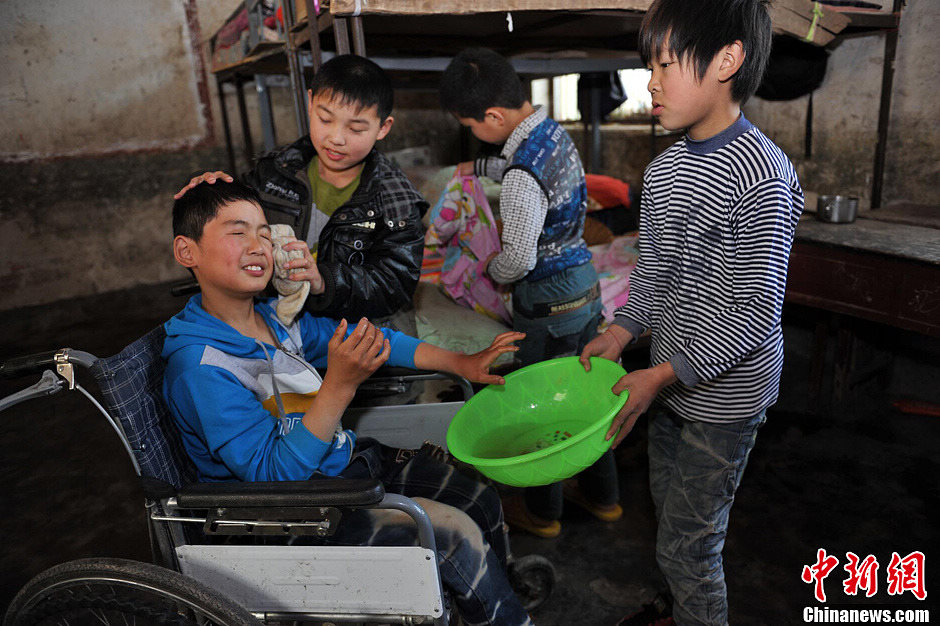 Zongcheng's daily life is often taken care of by his classmates. Every morning, they will help him dress and bring him the water to wash face. (CNS/Hu Ying)