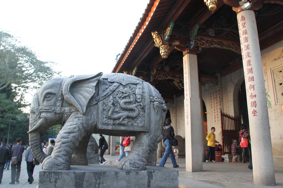 South Putuo Temple is adjacent to Xiamen University in the southeast of the city. Originally built in the Tang Dynasty (618-907), the temple was destroyed many times over the course of following dynasties. In the 23rd year of the Kangxi reign of the Qing Dynasty (1616-1912), it was once again rebuilt and given its present name. A statue of the Bodhisattva Guanyin, or Avalokitesvara, is enshrined in the temple, which receives an endless stream of worshippers and pilgrims throughout the year. (China.org.cn)