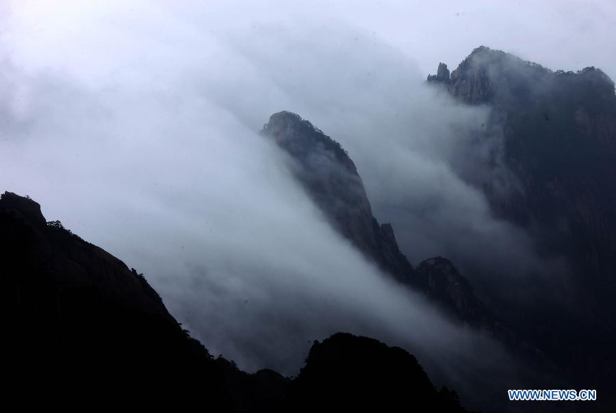 Photo taken on May 7, 2013 shows the sea of clouds at the Mount Huangshan scenic spot in Huangshan City, east China's Anhui Province.(Xinhua/Shi Guangde) 