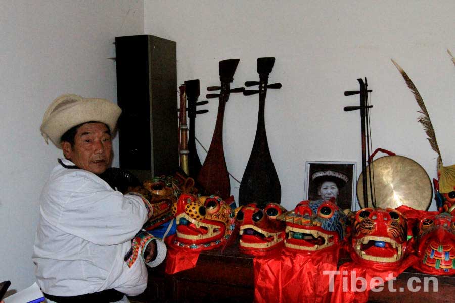 Ban Wenyu, a heritor of "Zhou Dance" is introducing masks used for the dance performances. [Photo/China Tibet Online]