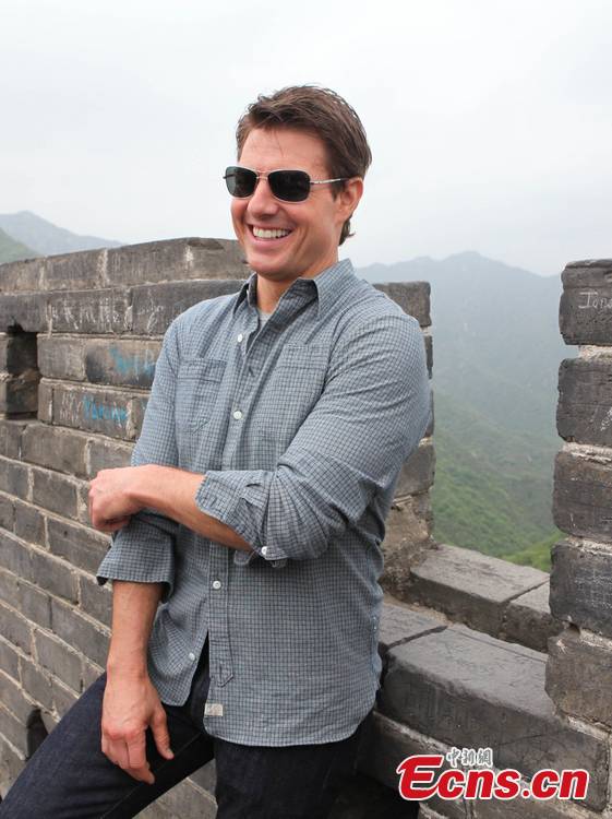 Tom Cruise stands on the Great Wall in Beijing, May 9, 2013. Cruise arrived in China to promote his new movie "Oblivion" that would be released on May 10. (CNS/Li Xueshi)