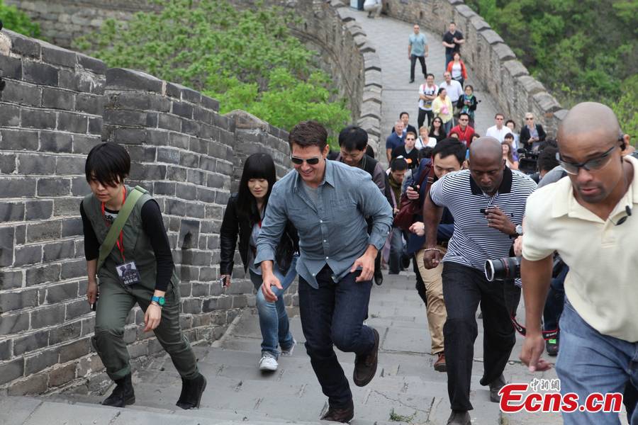 Tom Cruise stands on the Great Wall in Beijing, May 9, 2013. Cruise arrived in China to promote his new movie "Oblivion" that would be released on May 10. (CNS/Li Xueshi)
