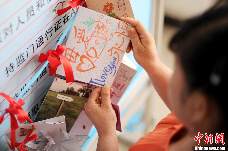 A prisoner's gift to her mother. As Mother's Day approaches, prisoners in Women's Prison in Shaanxi province prepared cards, pictures and letters filled with love and gratitude as special gifts to their mothers. (CNS/Zhang Yuan)