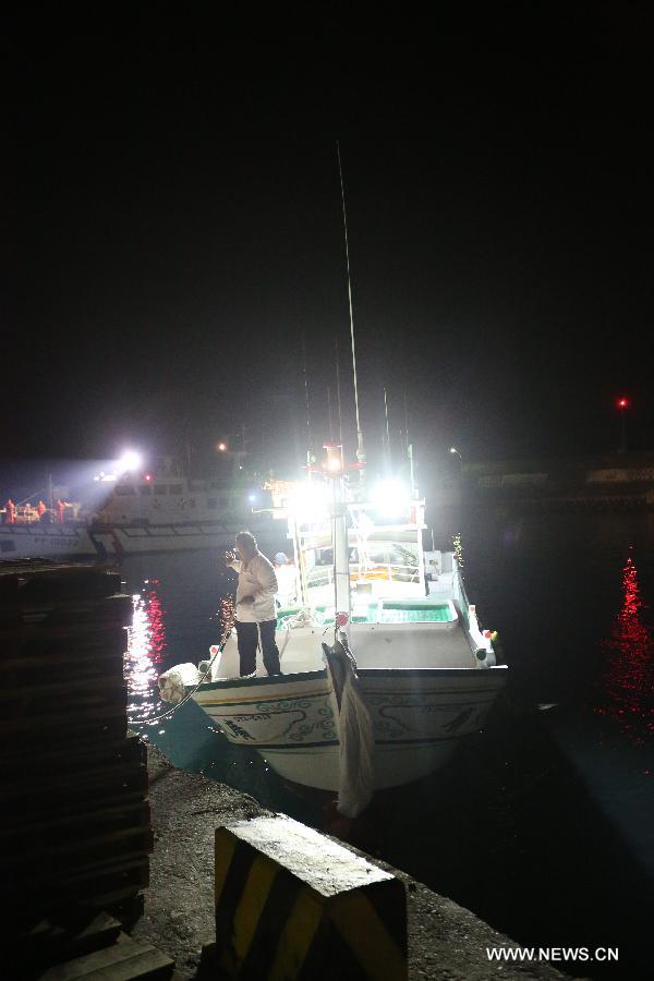 Fishing vessel "Guang Ta Hsin 28," which was fired upon by Philippine coast guard, is towed back to a fishing port of Pingtung County, southeast China's Taiwan, in the early morning on May 11, 2013. The body of a Taiwanese fisherman, killed in the shooting incident by Philippine coast guard on the sea on Thursday morning, was taken home with the fishing vessel. The 65-year-old victim, Hung Shih-Cheng, was one of four crew members onboard. The rest of the crew survived the shooting uninjured. (Xinhua/Chen Jun)