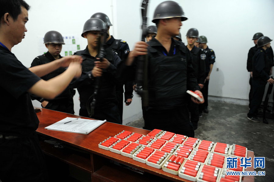 Armed cash transit security guards locate guns before starting an escort mission. (Xinhua Photo)