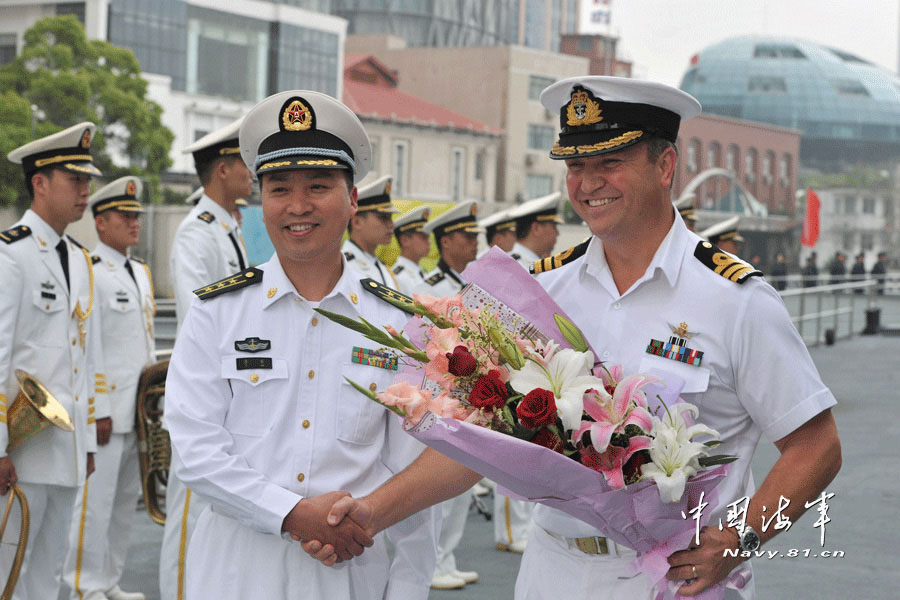 The picture shows that Commander Andel (R), captain of the "Te Mana" frigate, attends the welcome ceremony.