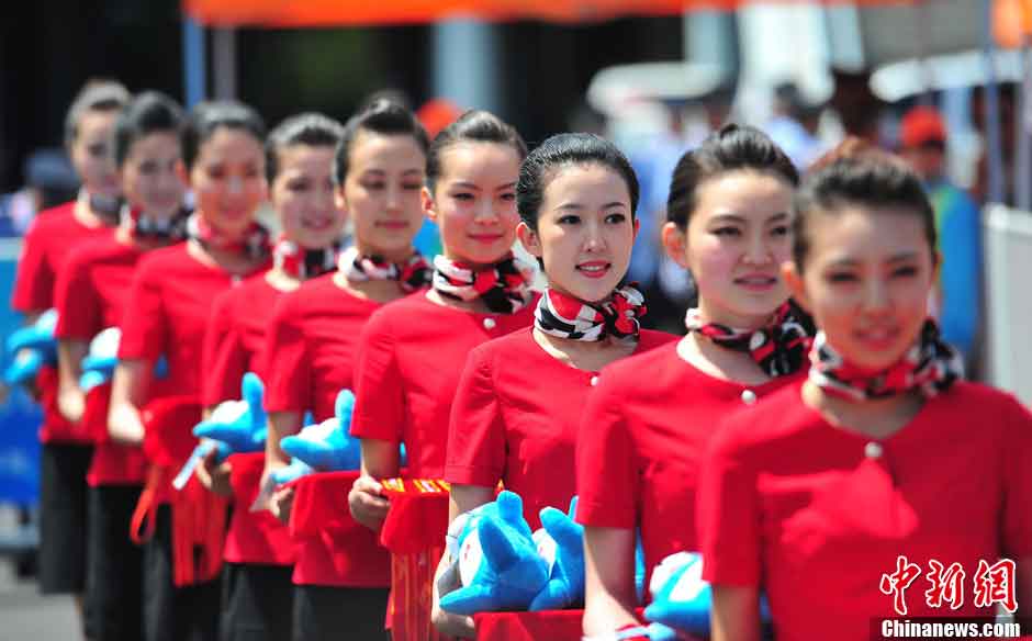 Graceful ceremony hostesses are seen during the race walk final of the 12th National Games in Shenyang, the capital city of Northeast China's Liaoning Province, May 12, 2013. (CNS/Yu Haiyang)