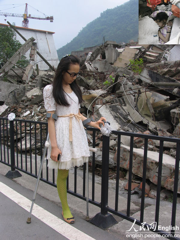The big photo was taken on May 15, 2012 in old Beichuan county. Li Yue comes back for to the school where she used to live in and study and presents a white chrysanthemum to her classmates killed in the Wenchuan Earthquake. The small photo was taken on May 15, 2013. In the ruins of Maoba Primary School in Beichuan County, a firefighter accompanied Li Yue who was buried in ruins for nearly 70 hours. The firefighter holds her hands and helps her pass through her last night in the ruins. (Photo/CFP)