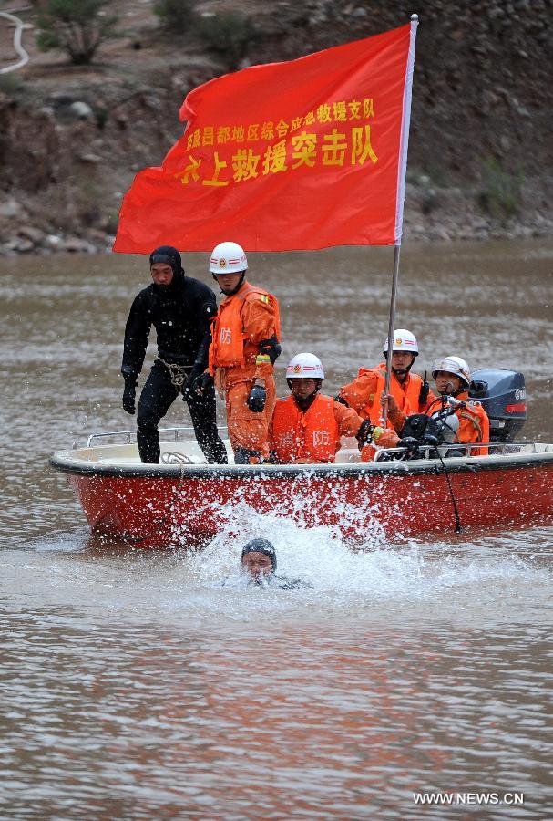 Fire fighters take part in a rescue mission on the water during an earthquake drill in Qamdo, southwest China's Tibet Autonomous Region, May 13, 2013. The drill was held by local fire fighting department to test and evaluate their response and rescue ability in the event of disasters. (Xinhua/Wen Tao)  
