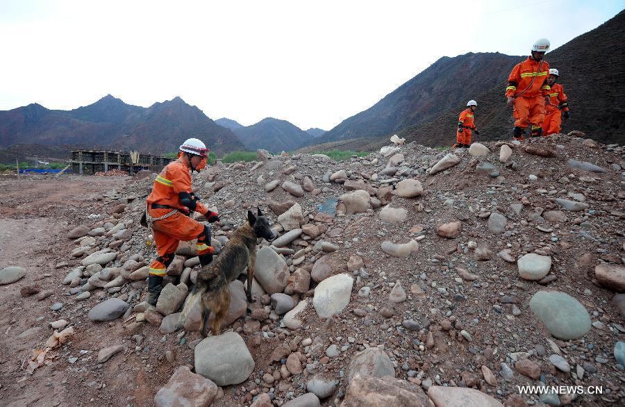 Fire fighters search for survivors during an earthquake drill in Qamdo, southwest China's Tibet Autonomous Region, May 13, 2013. The drill was held by local fire fighting department to test and evaluate their response and rescue ability in the event of disasters. (Xinhua/Wen Tao)