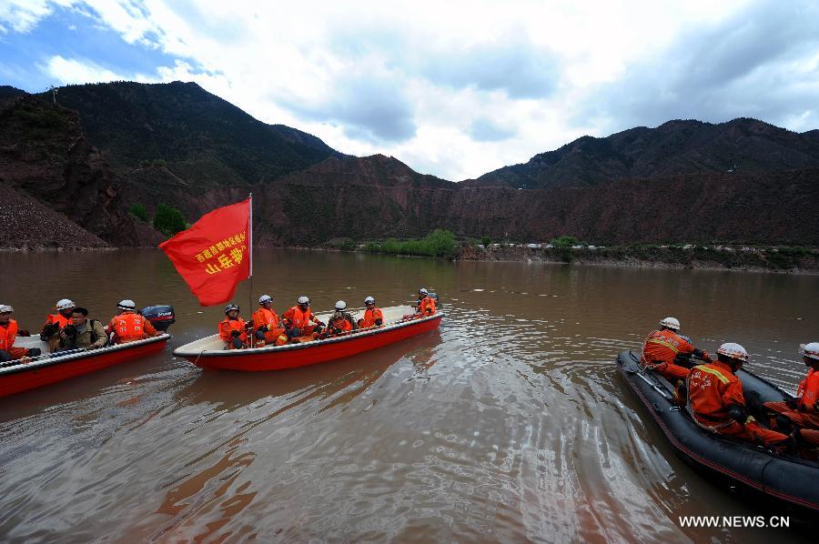 Fire fighters take part in a rescue mission on the water during an earthquake drill in Qamdo, southwest China's Tibet Autonomous Region, May 13, 2013. The drill was held by local fire fighting department to test and evaluate their response and rescue ability in the event of disasters. (Xinhua/Wen Tao) 