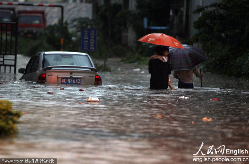 Photo shows a car floating on the flooded street in Zhuhai. Heavy rain poured down in Zhuhai, south China’s Guangdong on May 8, 2013. Waterlogging damaged roads and shops.(Photo/CFP) 