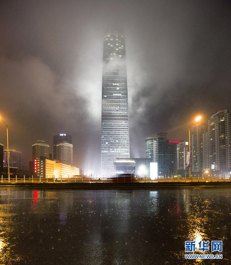 A heavy rainstorm hits Beijing on July 21, 2012. The precipitation broke the 61-year-record to reach a new high. (Photo/Xinhua)