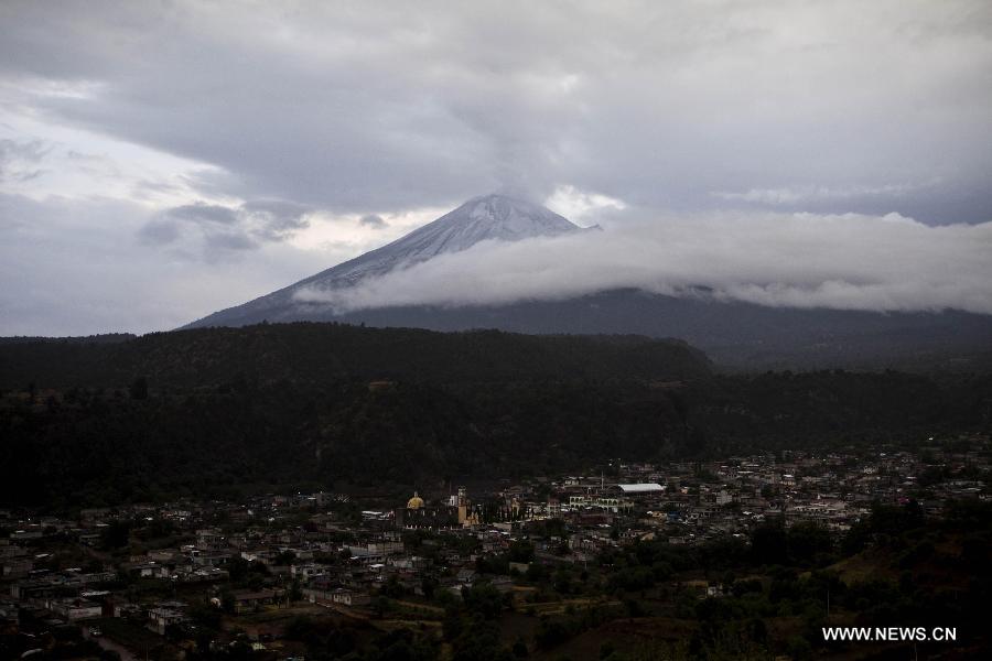 Smoke rises from the Popocatepetl volcano in Santiago Xalitzintla, Puebla, Mexico, on May 13, 2013. Authorities issued the Popocatepetl Operation Plan due to the change of the Yellow Phase from 2 to 3 of the olcanic alert. (Xinhua/Rodrigo Oropeza)