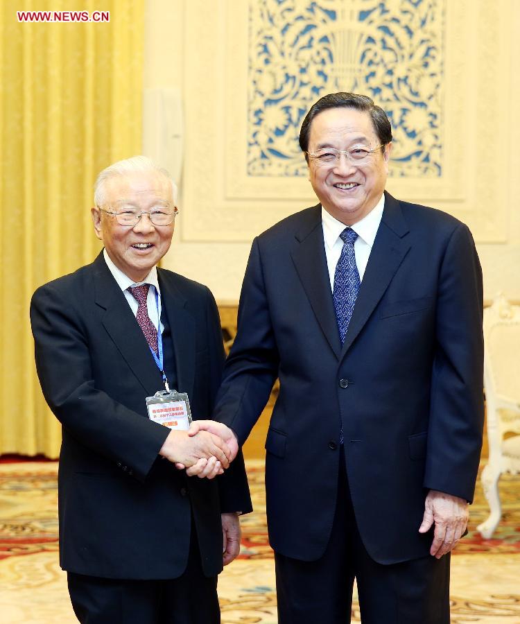 Yu Zhengsheng (R), chairman of the National Committee of the Chinese People's Political Consultative Conference, shakes hands with Hsu Li-nung during a meeting with a delegation of retired generals from China's Taiwan led by Hsu, in Beijing, capital of China, May 14, 2013. (Xinhua/Yao Dawei)