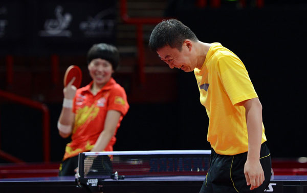 The Chinese table tennis player Ma Lin (right) and Li Xiaoxia receive training at the Palais Omnisports de Paris-Bercy in Paris, on May 13, 2013. (Photo/Xinhua)
