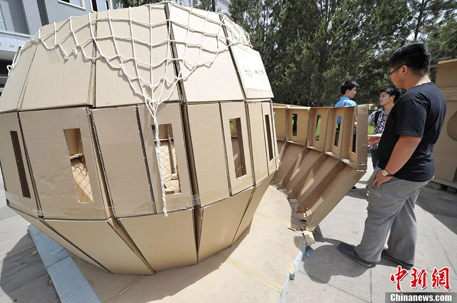 Photo taken on May 14th, 2013, shows eco-friendly houses made from paper cases, pieces of plastic and other waste materials, by a student from the Taiyuan University of Technology in Shanxi Province, northwest China. [Photo: chinanews.com] 
