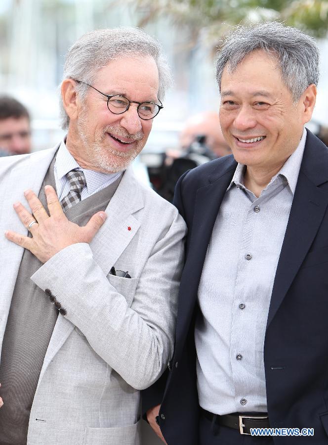 Director Ang Lee from southeast China's Taiwan (R) and U.S. director Steven Spielberg pose during the photocall of the Jury at the 66th annual Cannes Film Festival in Cannes, France, May 15, 2013. (Xinhua/Gao Jing) 