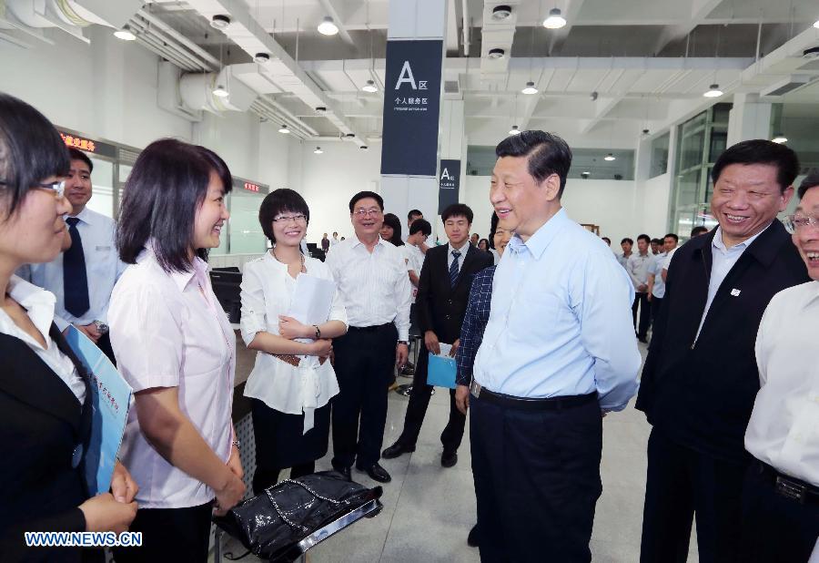 Chinese President Xi Jinping (C, front), talks with job seekers at the China HR Development & Promotion Center (Tianjin) in north China's Tianjin Municipality. Xi Jinping made an inspection tour to Tianjin from May 14 to 15. (Xinhua/Lan Hongguang)